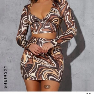 Kjol och topp  - Set med kjol och topp från Shein. Helt oanvänd. Passade inte mig och glömde skicka tillbaka i tid. Finns i Malmö. 