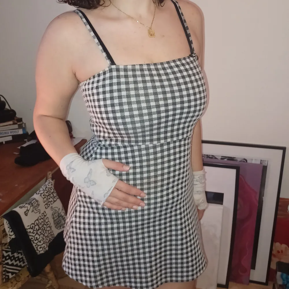 Checkered rutig Svartvit miniklänning från H&M storlek: 40. 50-tals vibes med ingående midja, sällan använd!!🤍🤍. Klänningar.