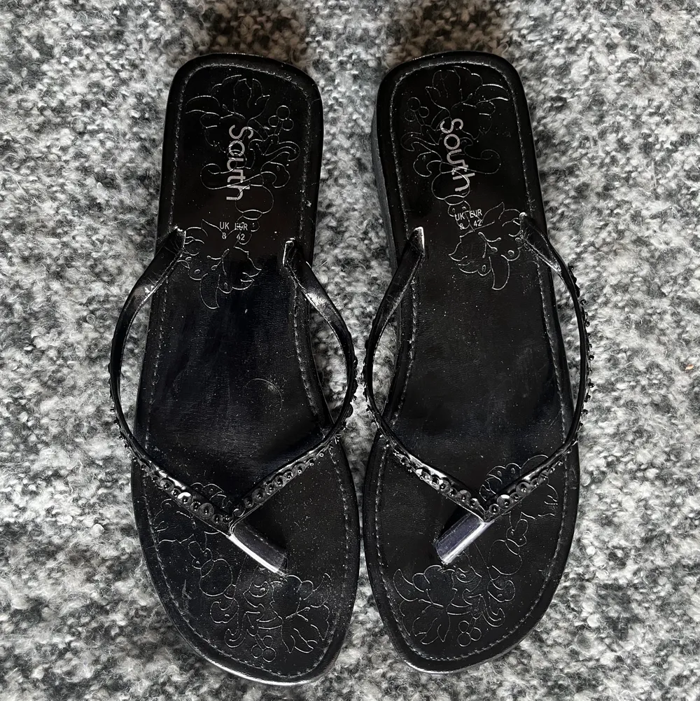 Jätte snygga platform sandaler köpte second hand och i bra skick, perfekta inför varmare dagar! Är i storlek 42, säljs då de inte kommer till användning. Skriv om du har frågor💗💗. Skor.