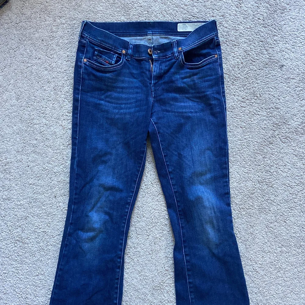 Slim-bootcut low waist jeans från Diesel! Väldigt sköna och stretchiga! Använt skick och lite slitna längst nere. Säljer då jag inte har plats i garderoben :(. Jeans & Byxor.