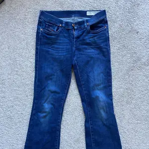 Slim-bootcut low waist jeans från Diesel! Väldigt sköna och stretchiga! Använt skick och lite slitna längst nere. Säljer då jag inte har plats i garderoben :(