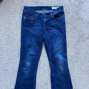 Diesel industry Jeans Lowleeh W29 L32 - Slim-bootcut low waist jeans från Diesel! Väldigt sköna och stretchiga! Använt skick och lite slitna längst nere. Säljer då jag inte har plats i garderoben :(