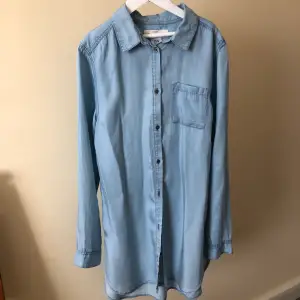 Superfin lång ljusblå skjorta från H&M. Inga som helst fel på den så nyskick! Har en liten ficka på framsidan och man kan knäppa upp den hela vägen. Frakt tillkommer. Skriv om du undrar något 💙💙