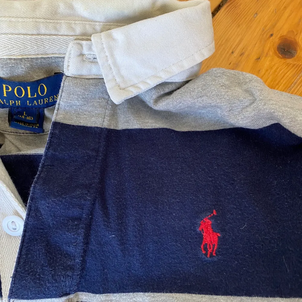 En Ralph lauren tröja som passar perfekt alla årstider. Tunt och skönt material. Använda några få gånger. Pris kan diskuteras.. Skjortor.