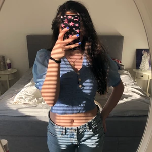 Blå blus - Jättefin blå blus med puffiga ärmar i storlek S. Jättefin nu till sommaren, säljer för 150kr