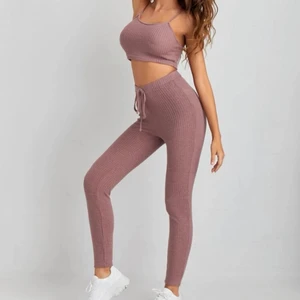 Lila pyjamas sätt - Lila pyjamas sätt från Shein. Linne och byxor, koftan på bild två tillkommer inte. Skriv till mig för att veta frakten.