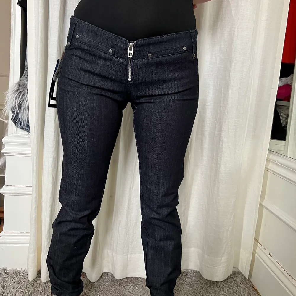 märke: miss sixty storlek: XS-S. personen på bilden är 160 cm. möts upp i stockholm eller fraktar. 🖤 oanvända, bara påtestade . Jeans & Byxor.