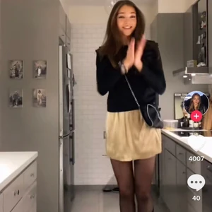 INTRESSEKOLL guld kjol - Säljer nu min snygga guld kjol. Lappen är fortfarande kvar. Lånad bild från fmayaf på tiktok. 