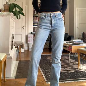 Zaras populära midwaist jeans! Kollar intresset på dessa. Är 175 cm lång så de är i en perfekt längd för mig!