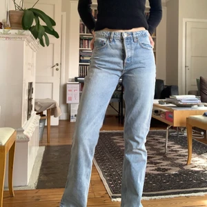 Zara jeans! - Zaras populära midwaist jeans! Kollar intresset på dessa. Är 175 cm lång så de är i en perfekt längd för mig!