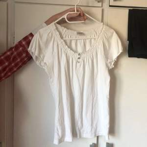 Söt T-shirt från espirit, fina detaljer och passar till allt! Hängt i garderoben nu ett tag så säljer den! Använd fåtal gånger❤️