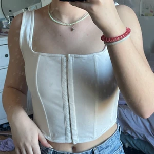 korsett linne  - såå fin topp med korsettstuk!! från bikbok i stl S💕 går att knäppa upp hela vägen och har samma skurning fram som bak🤩 säljer pga att den inte kommer till användning längre hos mig 