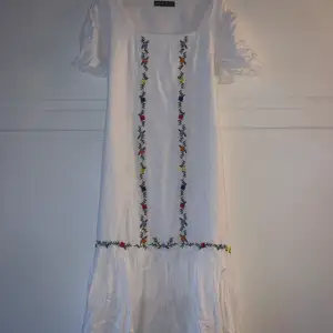 En jätte fin klänning som passar perfekt till midsommar🤍 Den har fina blommiga detaljer i olika färger 🌸