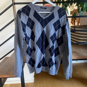 v-ringad finstickad tröja - fin tröja köpt här på plick i mycket fint skick!