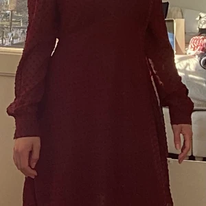 Satin röd dress L - Satin röd dress på din nästan fest! Storlek L. Spanska Designer liksom Custo. Använd en gång.