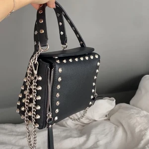 Nit väska Zara - Lägger ut igen pga oseriös köpare 💕💕 Säljer endast för bra pris ,,, alla nitar är kvar och den går inte att få tag på hemsidan längre , första bilden är lånad