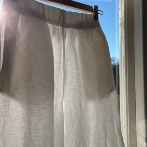 Linnebyxor  - Säljer mina vita linnebyxor från H&M. Köpte förra året, säljer pga att de är för korta för mig. De är vida & supersköna till sommaren! ❤️‍🔥❤️‍🔥