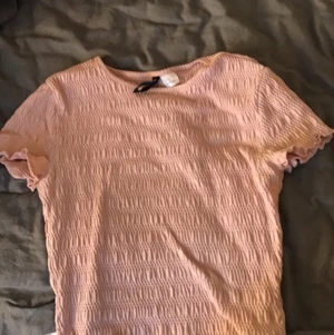 H&M xs - En kroppad tröja från H&M. Är i bra skick och bara använt den fåtal gånger.❤️