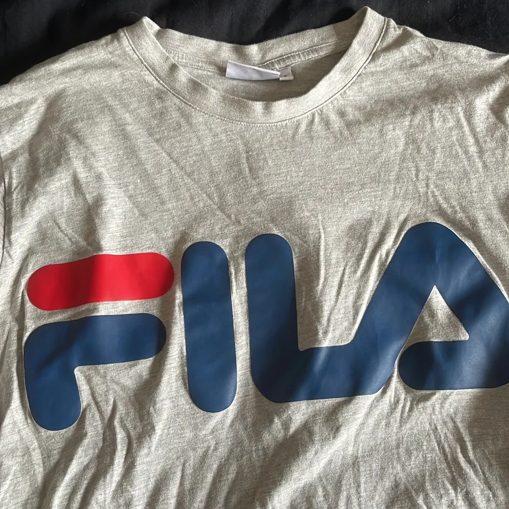 Super fin grå fila T-shirt. T-shirts.