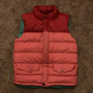 Rosa väst - Råsa väst köpt sekundhand. Det är storlek 146/152 men passar även S och XS