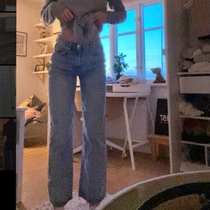 Blåa wide jeans  - Säljer mina blåa wide jeans från Ginatricot i storlek 34. Sitter perfekt runt midja och lår men säljer då dem tyvärr är för korta på mig som är 175💕