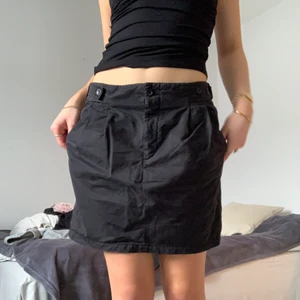 Filippa K kjol strl:M - Svart kjol.  Lite stor på mig men jättefin! Strl:M 