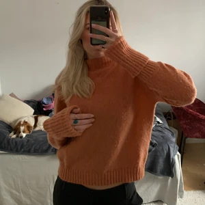 Orange stickad tröja - Stickad orange tröja från Wera i strl:S. As najs långa ärmar.                                                                  Köparen står för fraktkostnaden!😊