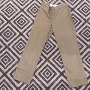 Dickes Byxor - Storlek 31Wx32L, Använt ett fåtal gånger och skick är 10/10. Modell på dickies är 874 original fit