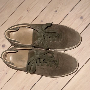 Axel arigato - Stolek 38. Använda men i fint skick.