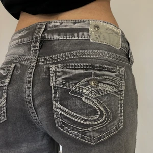 Silver jeans, gråa stl 28/31 - Intressekoll!!!! Gråa, lågmidjade jeans från Silver i ish rak passform, Storlek 28/31. Frakt exkluderat ❤️ (säljer likadana fast röda i min profil också :)