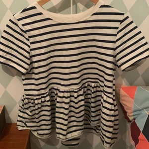 En fin tröja från zara - Jag säljer en super fin tröja som jag älskar men jag nu vill sälja jag har i vanliga fall xs-s men denna är i M och är lite stor som ni kan se på bilden skriv om ni har några frågor 