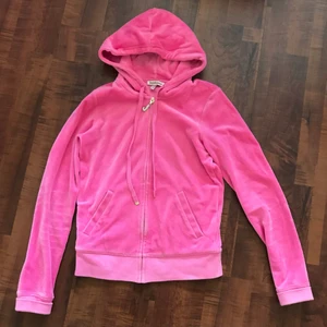 JUICY COUTURE  - Juicy Couture hoodie i mörk rosa, mycketfint skick. J:et är täckt i diamanter. Köparen står för frakten 💖