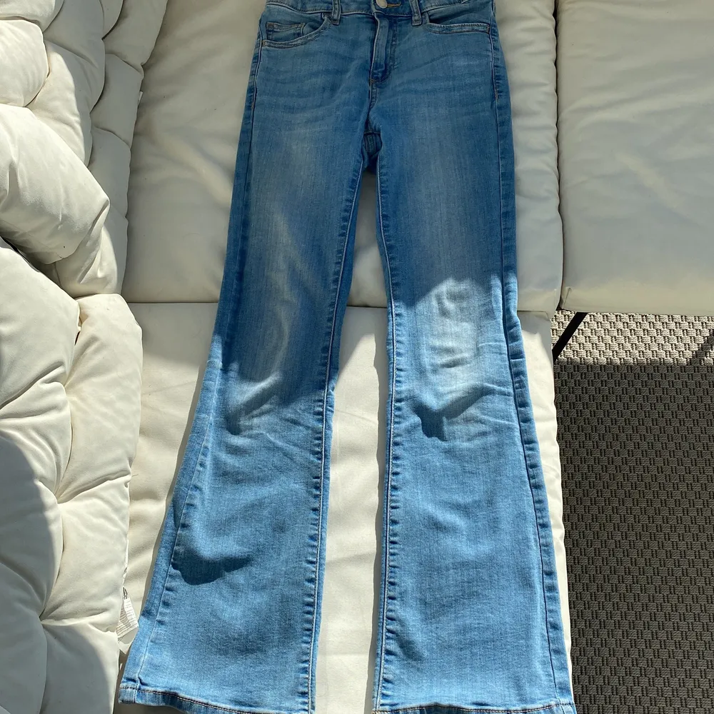 Jätte fina utsvängda jeans tidigare från Cubus. Råkade köpa dessa en storlek mindre så passar inte riktigt i längden. Har använt nån få gång men dom är fortfarande som nya. Passar perfekt för dom som är under 155cm . Jeans & Byxor.