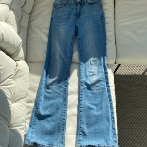 Mörkblåa utsvängda jeans  - Jätte fina utsvängda jeans tidigare från Cubus. Råkade köpa dessa en storlek mindre så passar inte riktigt i längden. Har använt nån få gång men dom är fortfarande som nya. Passar perfekt för dom som är under 155cm 