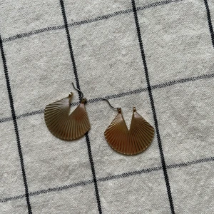 & other stories - örhängen  - Örhängen i nyskick! 🧡 