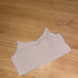 Linne med spagetti band  - Linne från NA-KD, ljus beige färg 