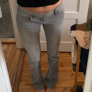 Säljer dessa VALERIE - Jeans bootcut i lågmidjad modell i storlek 28/34. Passar mig perfekt som är 174 cm. Nypris 700kr. Kan skickas då står köparen för fraktkostnad, men kan också mötas upp i Linköping!🥰