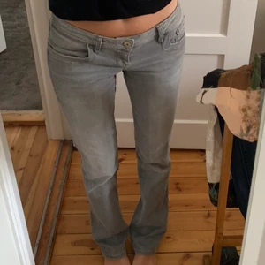 Valerie - Säljer dessa VALERIE - Jeans bootcut i lågmidjad modell i storlek 28/34. Passar mig perfekt som är 174 cm. Nypris 700kr. Kan skickas då står köparen för fraktkostnad, men kan också mötas upp i Linköping!🥰
