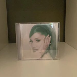 Ariana Grande Limited Positions CD 2 - Ariana Grande Positions limited edition alternative cover CD. Såld på hennes officiella hemsida. Spelad 1 gång. Perfekt skick. Framsidan på platsen är lite repig men inget som direkt syns.