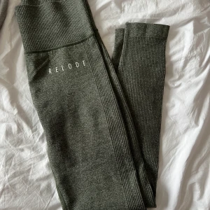Relode slipstream tights - Säljer ett par slipstream seamless tights från Relode. Använda och relode texten är lite urtvättad. Storlek XS, väldigt stretchiga. Nypris: 599kr, mitt pris 150kr.
