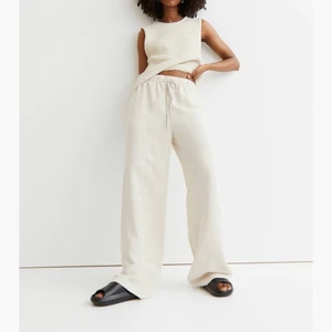 Linnebyxor - Säljer dessa superfina linnebyxor. De är helt oanvända och lappen är frf kvar på. Säljer då de inte passade mig och är lite stora för min smak. De är helt slutsålda på hemsidan😊