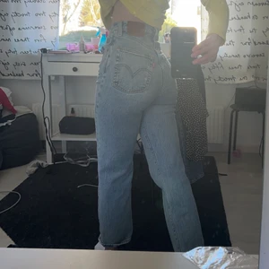 Levis jeans  - Ny pris 1299kr använda därav priset. Säljer mina favorit byxor eftersom dom blivit för korta. Jag är 162 men har relativt långa ben så skulle säkert passa dig som är 160. 