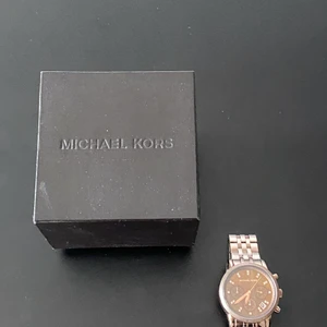 Michael Kors klocka - Michael Kors klocka i bronze. Köpt för 2400 kr. Extralänkar och orginalbox medföljer.