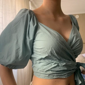 Blå knytblus  - Knytblus i härlig blå färg 💙 Köpt på bikbok och är i super fint skick. Storlek S men passar även en M. Man ser färgen tydligast på tredje bilden. Pris kan diskuteras