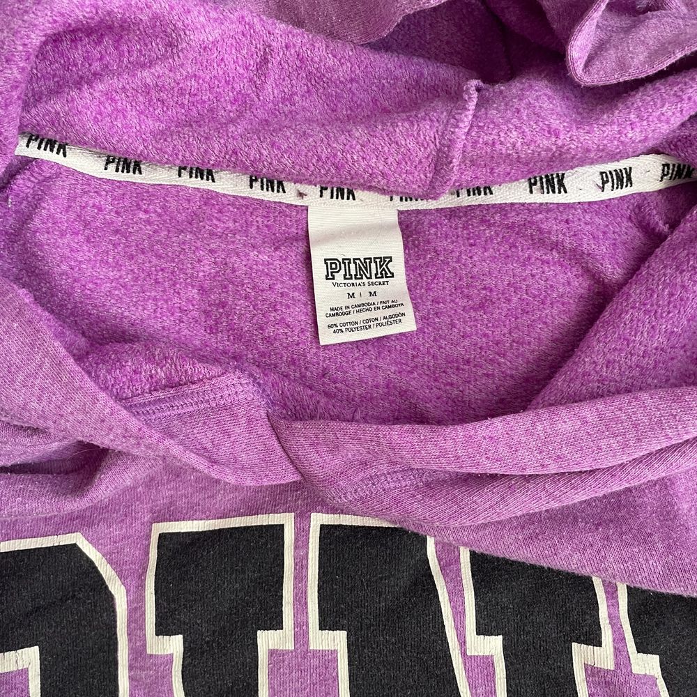 En superfin orginal pink hoodie i lila. Inköpt i london för flera år sedan. Den är i storlek M men är oversized. Den är i superskick och enbart använd en gång. 💕💕#hoodie #pink #victoriasecret. Huvtröjor & Träningströjor.