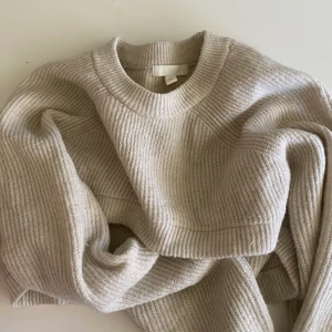 Stickad topp - Säljer nu den populära toppen som är skitsnygg över ett linne eller liknande. Använd 1 gång 🌟 storlek L men betydligt mindre passar mellan s-l skulle jag säga