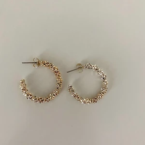 Örhången  - 50kr inklusive frakt, aldrig använda. 