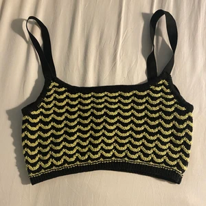 ZARA LINNE - stickat linne från zara har ett svart tunt tyg inuti! Liten tråd bit som har börjat gått upp, se sista bilden. Storlek M men passar mig med S också💖