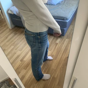 Lee jeans - Säljer mina Lee jeans köpta secondhand!! Slitningar finns på bakfickorna (bild 2) och lite längst ned på benen (skriv för bild). Dem sitter midrise och är ända ner till marken på mig som är 178! 