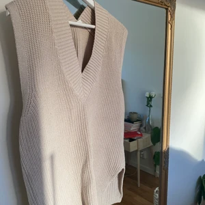 Stickad ljusgrå väst - Använd 1-2 gånger, perfekt skick